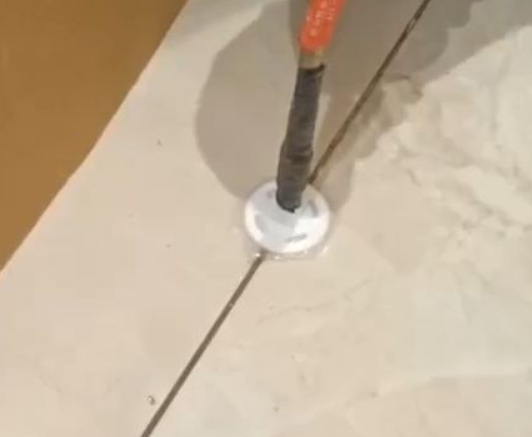 旺苍瓷砖空鼓维修公司专业解答瓷砖在铺贴过程中，如果没有涂抹均匀到位的粘结材料（如水泥砂浆或瓷砖胶），可能会导致以下问题