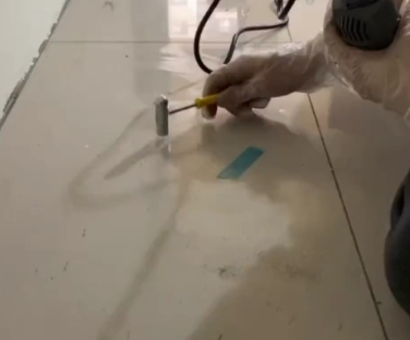 旺苍瓷砖开裂维修公司专业分享瓷砖在铺贴前如果没有沥干水分，将会导致以下问题