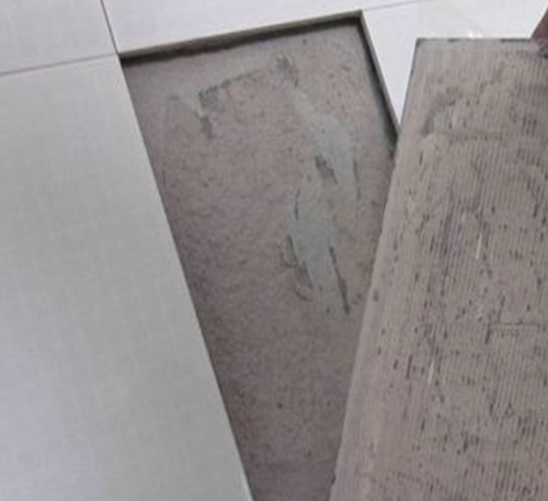 旺苍瓷砖空鼓维修公司分享瓷砖铺贴时如果打浆（即涂抹在瓷砖背面和基层上的砂浆或瓷砖胶）过少，会带来以下问题